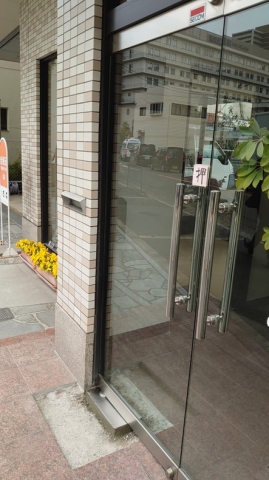 【高槻藤の里町店】オフィス　本社玄関ドアの修繕工事